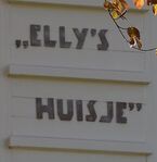 De naam van het huis is uitgevoerd in losse letters.
<br/>
Richard Keijzer, 2015-04-30